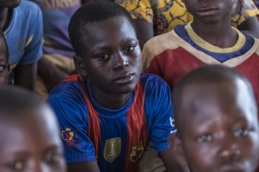 Jospin (katikati) mkimbizi wa ndani wakiwa kwenye darasa linaloendelshwa na Ujumbe wa Umoja wa Mataifa, CAR, MINUSCA.  Picha: UNICEF/UN0149422/Sokhin