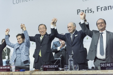 Le Secrétaire général Ban Ki-moon (deuxième à gauche); Christiana Figueres (à gauche), Secrétaire exécutive de la Convention cadre des Nations Unies sur les changements climatiques (CCNUCC); Laurent Fabius (deuxième à droite), Ministre français des affair