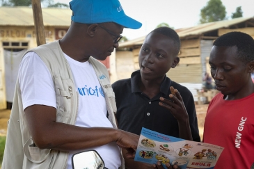  Photo Credits:Thomas Nybo. On 12 September 2018 in Beni, a UNICEF staff member discusses the best way to protect yourself against Ebola in a conversation with young people living in Beni, Democratic Republic of Congo, after a recent Ebola outbreak.