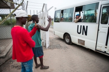 Liberians wave goodbye to departing Ukrainian peacekeepers. Photo: UN Photo/Gonzalez Farran