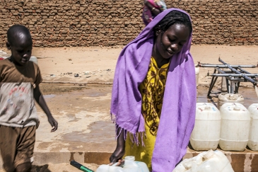 Wakimbizi wa ndani jimbo la Darfur Sudan wanakabiliwa na changamoto nyingi na ugumu wa kupata maji safi. Pichani ni msichana na kaka yake wakiwa katika kituo cha maji safi cha Abu-Shok kwenye kambi ya wakimbizi wa ndani illi kuteka maji. Picha: Mahady