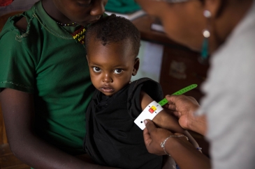En Ethiopie, un agent de santé mesure le tour de bras de Nébila, 28 mois, qui a été diagnostiquée comme souffrant de malnutrition aiguë sévère. Photo : UNICEF / UN022074 / Ayene