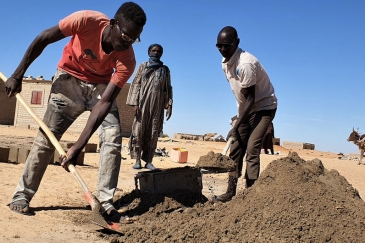 The UN refugee agency has launched cash-for-work programmes which employ youth from host communities in Awaradi, Niger, to make bricks.