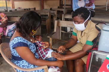Les infirmières communautaires du Ghana fournissent des soins de santé aux enfants sur fond de COVID