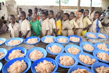 Wanafunzi wa shule ilioko kijijini Koroko Foumasa Nchini Cote d'Ivoire wakichukua chakula chao cha mchana.