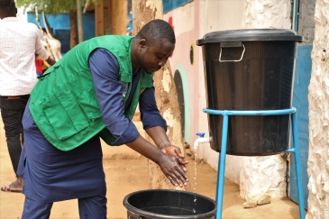 IOM and returnees demonstrate hygiene measures and handwashing to migrants in transit and displaced persons in Niger.