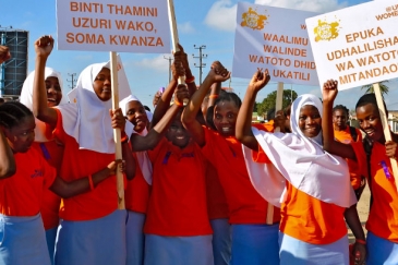 Young school girls organize themselves before the March to End Gender-Based Violence. Photo: UN Women/Deepika Nath