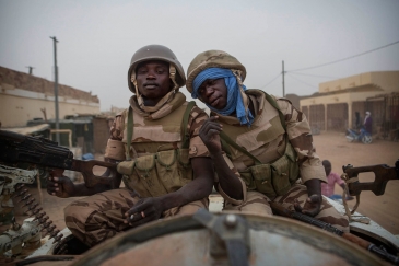 Picha ya maktaba ikiwaonesha walinda amani kutoka Chad wakifanya doria katika mitaa ya Kidal nchini Mali Desemba 2016