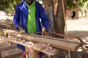 Malis, (si jina lake halisi) akiwa kwenye karakana yake kwenye eneo la Yambio jimboni Equatoria Magharibi nchini Sudan Kusini.