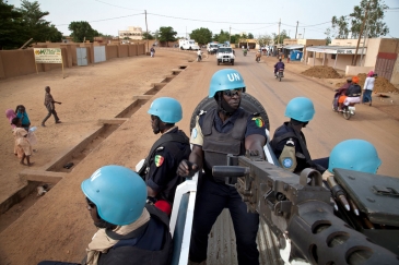 Des policiers sénégalais servant au sein de la MINUSMA au Mali patrouillent dans les rues de Gao. Photo ONU/Marco Dormino