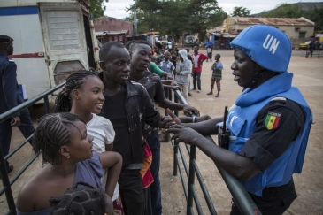 Des Casques bleus de l’unité sénégalaise de police constituée de la Mission des Nations Unies pour la stabilisation multidimensionnelle intégrée au Mali (MINUSMA) parlent avec des Maliens lors d’une patrouille. Photo : ONU / Marco Dormino