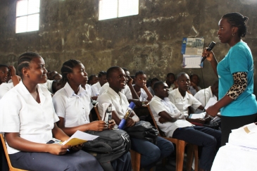 Balozi wa amani akizungumza na wanafunzi katika shule mjini Kinshasa Jamhuri ya Kidemokrasia ya Congo DRC , kuhusu kuchagiza amani na usawa wa kijinsia