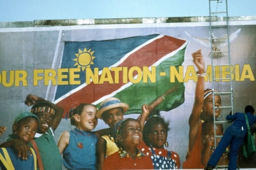 Juhudi za Namibia kupta uhuru ilikuwa moja ya agenda ya Umoja wa Mataifa kwa zaidi ya miaka 40. Pichani ni mfanyakazi akimaalizia tangazo la uhuru wa taifa karibu na mji wa Windhoek. Picha: UN Photo/John Isaac