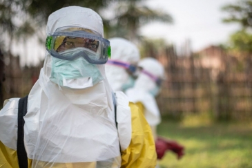 Katika kliniki moja ya kutibu wagonjwa wa Ebola huko Mbandaka jimbo la Kivu Kaskazini, mhudumu akiwa amevalia mavazi rasmi ili kuepusha maambukizi.