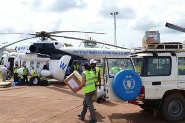 Crédits Photo: PAM/Olivier Nkakudulu. Le PAM participe à la riposte au virus Ebola en RDC en apportant une aide alimentaire et logistique (photo d'archive: mai 2018).