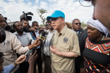 United Nations Secretary-General Ban Ki-moon (centre), accompanied by World Food Programme (WFP) Executive Director Ertharin Cousin (right), visited drought-affected Ziway Dugda Woreda, Oromia Region in Ethiopia. UN Photo/Eskinder Debebe