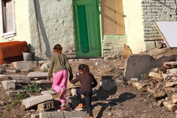 Watoto wakitembea katika jamii ya waRoma mji wa Shumen, Bulgaria Kaskazini. Picha: UNICEF/UNI154440/Pirozzi.