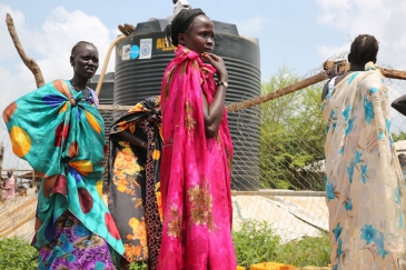 Des femmes déplacées par des combats à Juba, au Soudan du Sud, attendent de remplir des containers d’eau. Photo UNICEF/UN025202/Irwin