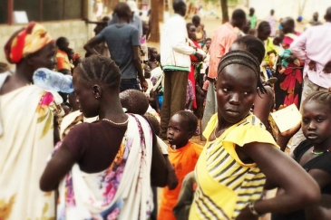 Wanawake na watoto wakiwa kwenye foleni wakisubiri kuandikishwa huko jimbo la Upper Nile nchini Sudan Kusini. Picha: UNICEF/Pires
