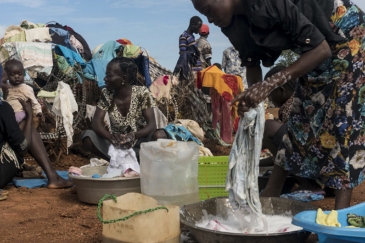 Katika picha hii kutoka maktaba, Ronda, (kulia) mmoja wa wakimbizi wa ndani akifua nguo zake kwenye kituo cha kufadhi raia huko Wau Sudan Kusini.  Picha: UNICEF/Ohanesian (maktaba)