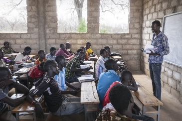 Mkimbizi kutoka Sudan Kusini akifundisha katika shule ya Msingi kwenye kambi ya wakimbizi iitwayo Kule, nchini Ethiopia. Picha: UNHCR/Petterik Wigger