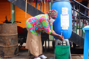 Hatua za kujizuia maambukizi ya COVID-19 za zimewekwa katika makazi yasiyokuwa rasmi huko Nairobi, Kenya.