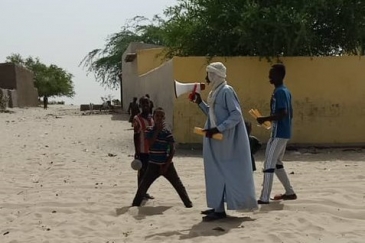 A town crier in Baga Sola (Lake Chad) informs communities in remote areas on the COVID-19.