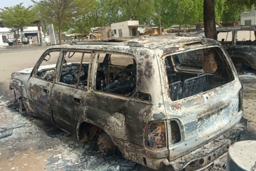 Gari za UN zilizoharibiwa wakati washambuliaji wenye silaha waliposhambulia mji wa Monguno katika jimbo la Borno, Nigeria.