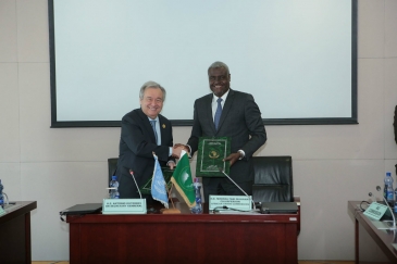 In Addis Ababa, Ethiopia, United Nations Secretary-General António Guterres and Moussa Faki, Chairperson of the African Union Commission, sign a Framework Agreement between the two organizations. UN Photo/Antonio Fiorente