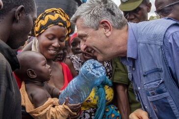 Kamishna Mkuu wa shirika la wakimbizi duniani, UNHCR Filippo Grandi akizungumza na mwanamke aliyebeba mwanae kwenye kambi ya wakimbizi ya Nyarugusu wilayani Kasulu, mkoani Kigoma nchini Tanzania tarehe 7 Februari 2019.  Picha: UNHCR/Georgina Goodwin