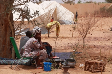 Mwanamke aliyefurushwa Kaskazini mwa Mali ukanda wa Sahel akiwa katika makazi ya muda karibu na kituo cha basi Mopti