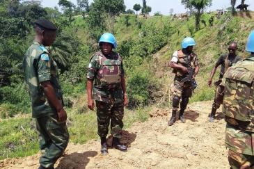 Kamanda wa kikosi cha Tanzania huko DRC, Luteni Kanali John Ndunguru katika mazungumzo na afisa wa jeshi la DRC, FARDC huko Beni, DRC.