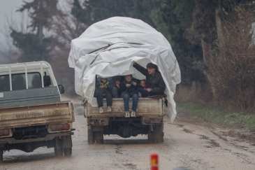 Familia kutoka Idlib zikipotelea vita na usalama huko Afrin uko serikali ya vijijini ya Aleppo mnamo January.