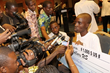 Wougo Kaboré, jeune étudiant de 23 ans, étudie à l’Institut burkinabè des arts et métiers (IBAM). Il a gagné le premier prix et un chèque pour 1 000 dollars.  © Lionel Yaro/Banque mondiale