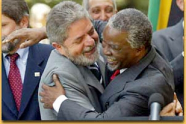 Le Président du Brésil, Luis Inácio Lula da Silva, à la fin de sa visite en Afrique avec le Président de l'Afrique du Sud, Thabo Mbeki.  Photo: © Getty Images / AFP / Alexander Joe