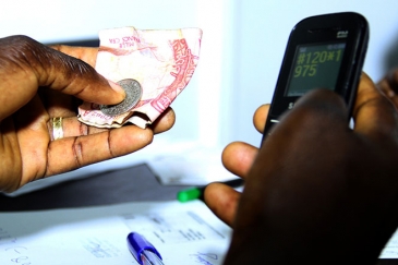 Le mobile money s’impose comme l’un des moyens de transaction financière les plus utilisés par la population ivoirienne.