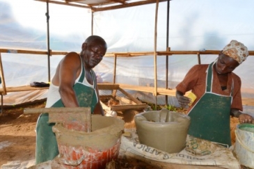 Le groupe Ndatani fabrique des isolants pour fourneaux éco énergétiques dans son atelier. Photo: PNUD au Kénya