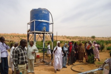 Une pompe à eau fonctionnant à l’énergie solaire est utilisée pour irriguer la ferme communautaire, assurant à la fois un approvisionnement en eau constant sur l’ensemble du terrain agricole et une source d’eau potable pour les habitants du village. Photo