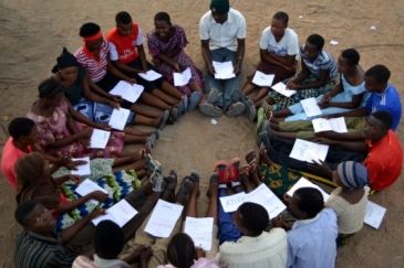 Dialogue communautaire de jeunes sur l'agenda du développement post-2015 en Tanzanie. Photo: UNFPA