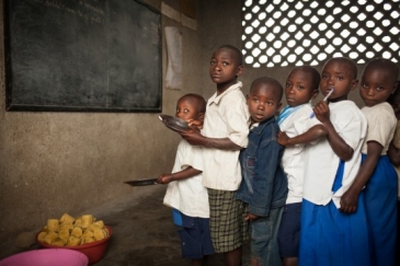 Distribution des repas du programme "cantine scolaire" du PAM en RD Congo, 2015. Photo: Leonora baumann/PAM