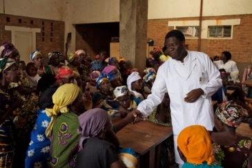 Dr. Denis Mukwege meets with women in the DRC.  Photo/Endre Vestvik