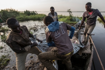 Nigerian refugees continue as fishermen, often in partnership with their Chadian counterparts from the host community. © UNHCR/Oualid Khelifi