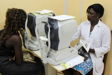 Une patiente subit un examen ophtalmologique à l’hopital universitaire d’Owendo à Libreville. 