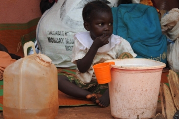 OCHA/Yaye N. Sene. Un enfant centrafricain mange de la nourriture distribuée par des travaileurs humanitaires dans la province de Mbomou, en RCA (archive)