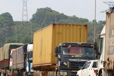 Camions chargés de biens attendant depuis de franchir la frontière entre la Côte d'Ivoire et le Ghan