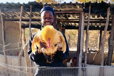 Terrence Maphosa avec sa volaille. Crédit photo: Terrence Maphosa