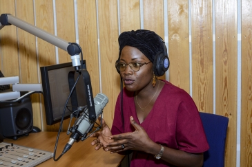 Merveille-Noella Mada-Yayoro, 29, ni mwandishi wa habari na mtayarishaji wa Guira FM