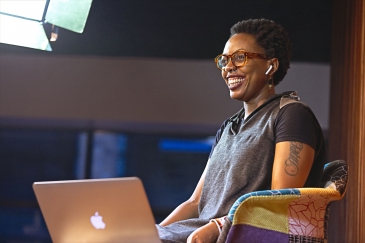 La codirectrice d'Africa Podfest, Melissa Mbugua, coanime le festival en direct de Baraza Media Lab 