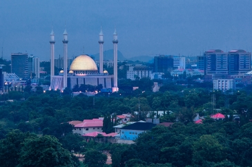 Vue panoramique d'Abuja, Nigeria, en début de soirée.