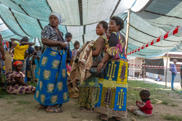 Femmes faisant la queue au site de distribution interne de Bweremana, Nord-Kivu, RDC.